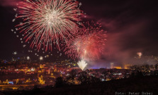 Bardejovčania privítali rok 2016, niektorí na námestí, iní zase doma