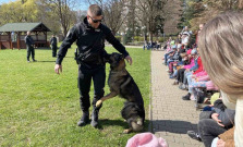 Deti si pozreli ukážky práce policajného psa