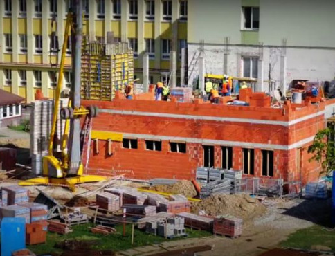 VIDEO | Rekonštrukcia nemocnice v Bardejove za 12-miliónov eur sa rozbehla a pokračuje vo vysokom tempe