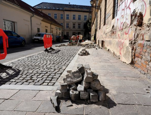 V mestskej centrále Košíc prebiehajú opravy dlažby
