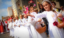 Katolíci slávia sviatok Božieho tela spojený s procesiami