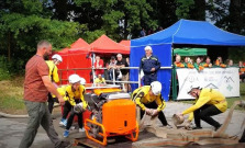 VIDEO | Futbalové ihrisko v Hertníku sa na chvíľu premenilo na hasičskú trať