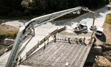 Výstavba nového mosta v obci Komárov ide podľa plánu