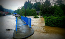 Voda z potoka zaplavila v obci Ubľa cestu aj pivnice