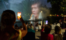 Známe hity Elvisa Presleyho otriasli plávajúcou fontánou v Košiciach
