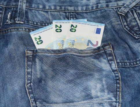 Žena rozvážala balíky, peniaze od zákazníkov si nechala