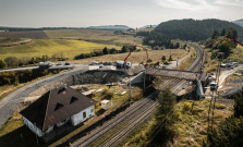 Výstavba nového mosta nad železničnou traťou v Štrbe napreduje