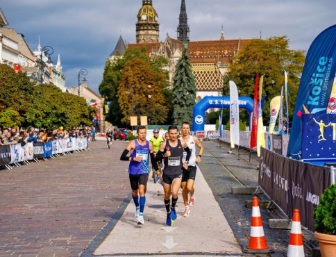 Štartuje symbolický beh po trati prvého maratónu