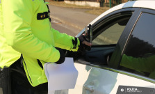 Policajti znova vyšli do ulíc. Zastavovali vozidlá a dávali fúkať