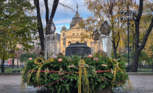 Zvon pred Urbanovou vežou v Košiciach už zdobí adventný veniec