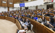 Parlament schválil hrozbu väzenia pre lekárov