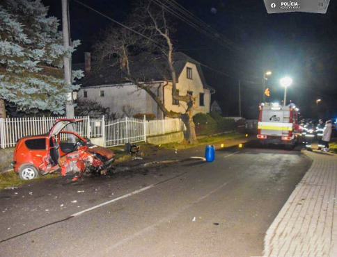 Vodič po vážnej nehode ušiel, mladistvý spolujazdec ostal zakliesnený v aute