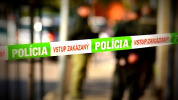 Zásah v Ostrovanoch sa vyhrotil, policajtov napadli miestni