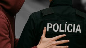 Agresívna žena napadla policajtov – mala v sebe alkohol aj drogy