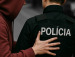 Agresívna žena napadla policajtov – mala v sebe alkohol aj drogy