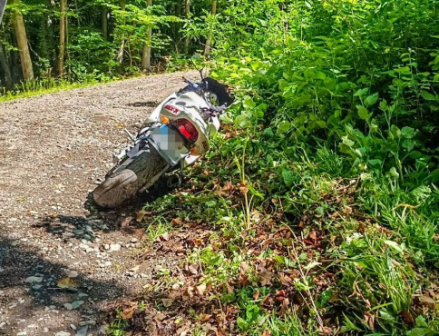 Nezodpovedný motocyklista sa snažil ujsť policajtom – napokon skončil v putách