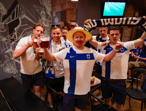 Košice bavia fínskych futbalových fanúšikov.  Delegácie sa stretli aj na úrovni mesta