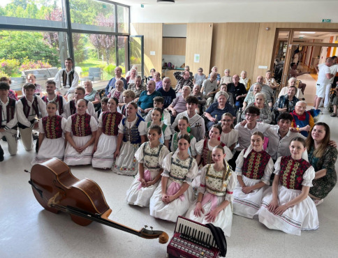 Folkloristi GLS rozdávali radosť seniorom v Zborove