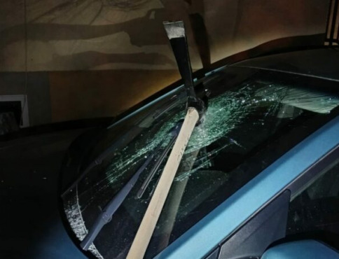 Kameňom rozbil auto, cez sklo zapichol krompáč