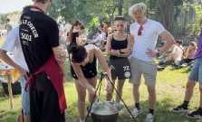 VIDEO | Elbáci sa so školou rozlúčili športom a guľášom