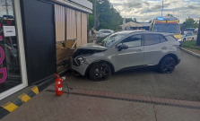 Auto narazilo do čerpacej stanice, zraneného vodiča previezli do nemocnice
