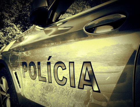 Auto skončilo na streche, vodička nafúkala 2 promile