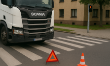 Chodkyňa vošla na červenú, náraz so Scaniou neprežila