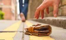Prisvojil si peňaženku, vzal z nej viac ako 1 500 eur
