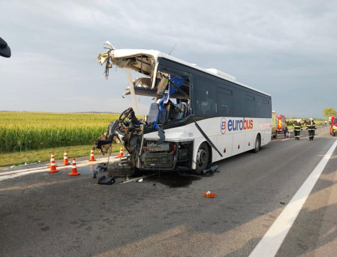 Tragická dopravná nehoda pri Drienovci: jedna obeť, desiatky zranených