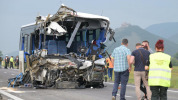 Defekt ako možná príčina tragickej nehody autobusu pri Drienovci, vyšetrovanie pokračuje