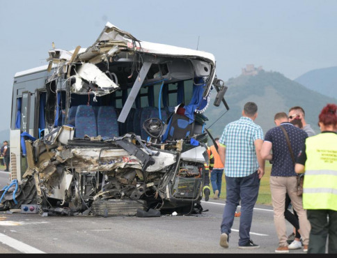 Defekt ako možná príčina tragickej nehody autobusu pri Drienovci, vyšetrovanie pokračuje