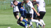 Nedeľňajšie okresné derby prilákalo stovky divákov, góly padali len v prvom polčase