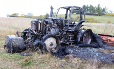 V Oľšove horel traktor – hasiči zabránili rozšíreniu požiaru do lesa