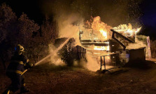 Neznámy páchateľ podpálil vínnu chatku