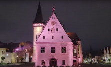 VIDEO | Bardejovské dominanty nasvietili na ružovo, aby vyjadrili podporu boja proti rakovine prsníka