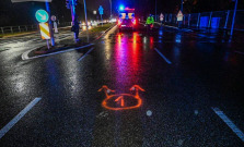 Nezodpovedný vodič zrazil ženu na priechode a pokračoval v jazde