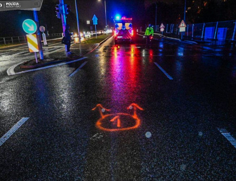 Nezodpovedný vodič zrazil ženu na priechode a pokračoval v jazde