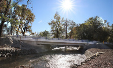 Bezpečnejšia cesta a ochrana pred povodňami: Most v Debradi má novú podobu