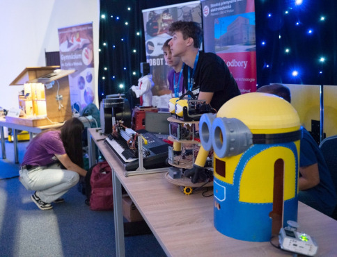 Veľkú inovačnú konferenciu v Prešove otváral robot