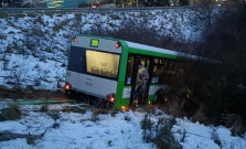 Autobus MHD v Košiciach zišiel zo svahu, zranili sa dve osoby