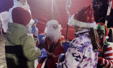 VIDEO | Mikuláš rozdával balíčky a úsmevy aj v Sečovciach