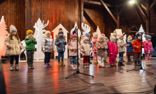 VIDEO | Detské vystúpenia a charitatívna zbierka ozdobili vianočné trhy v Čečejovciach