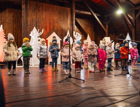 VIDEO | Detské vystúpenia a charitatívna zbierka ozdobili vianočné trhy v Čečejovciach