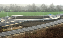 Motoristi sa dočkali: pri Kapušanoch otvorili novú okružnú križovatku