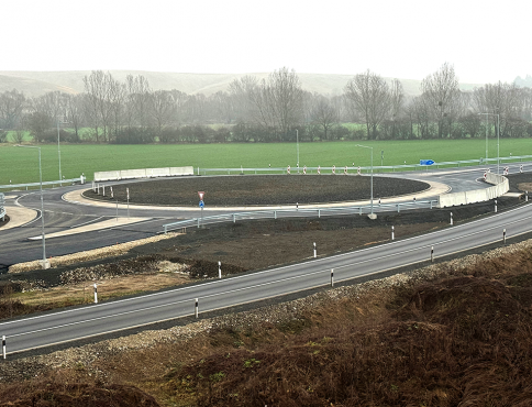 Motoristi sa dočkali: pri Kapušanoch otvorili novú okružnú križovatku