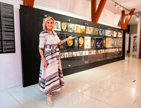 Zažite 60 rokov hudobnej legendy: Výstava Heleny Vondráčkovej v Košiciach