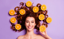 Pravidelný príjem správnych vitamínov dokáže podporiť zahustenie vlasov