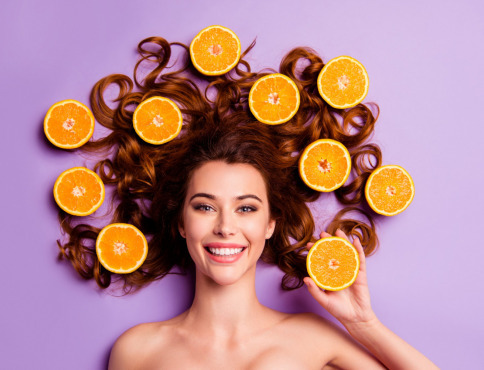 Pravidelný príjem správnych vitamínov dokáže podporiť zahustenie vlasov