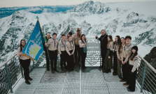 Betlehemské svetlo svieti už aj na Lomnickom štíte vo Vysokých Tatrách