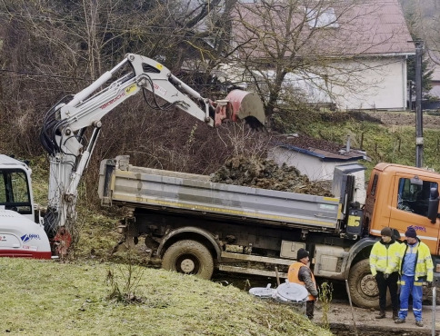 VIDEO | Vo Fričovciach sa opäť buduje: obec rozširuje kanalizáciu